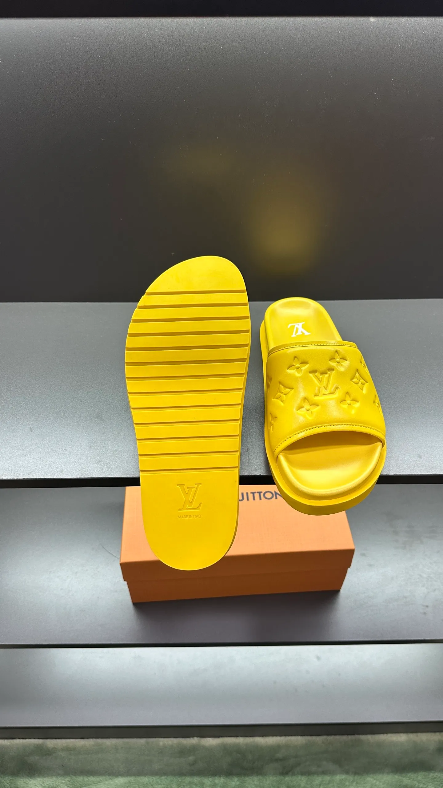 [L Home] P: 300💰Size: 38-45 Top purchasing lv men's summer slippers, classic presbyopia with soft real leather lining, unique color splicing effect, distinctive personality, fashionable and trendy essential style, light and comfortable. Lightweight and tough rubber insole, micro ridged foam outsole, super comfortable!